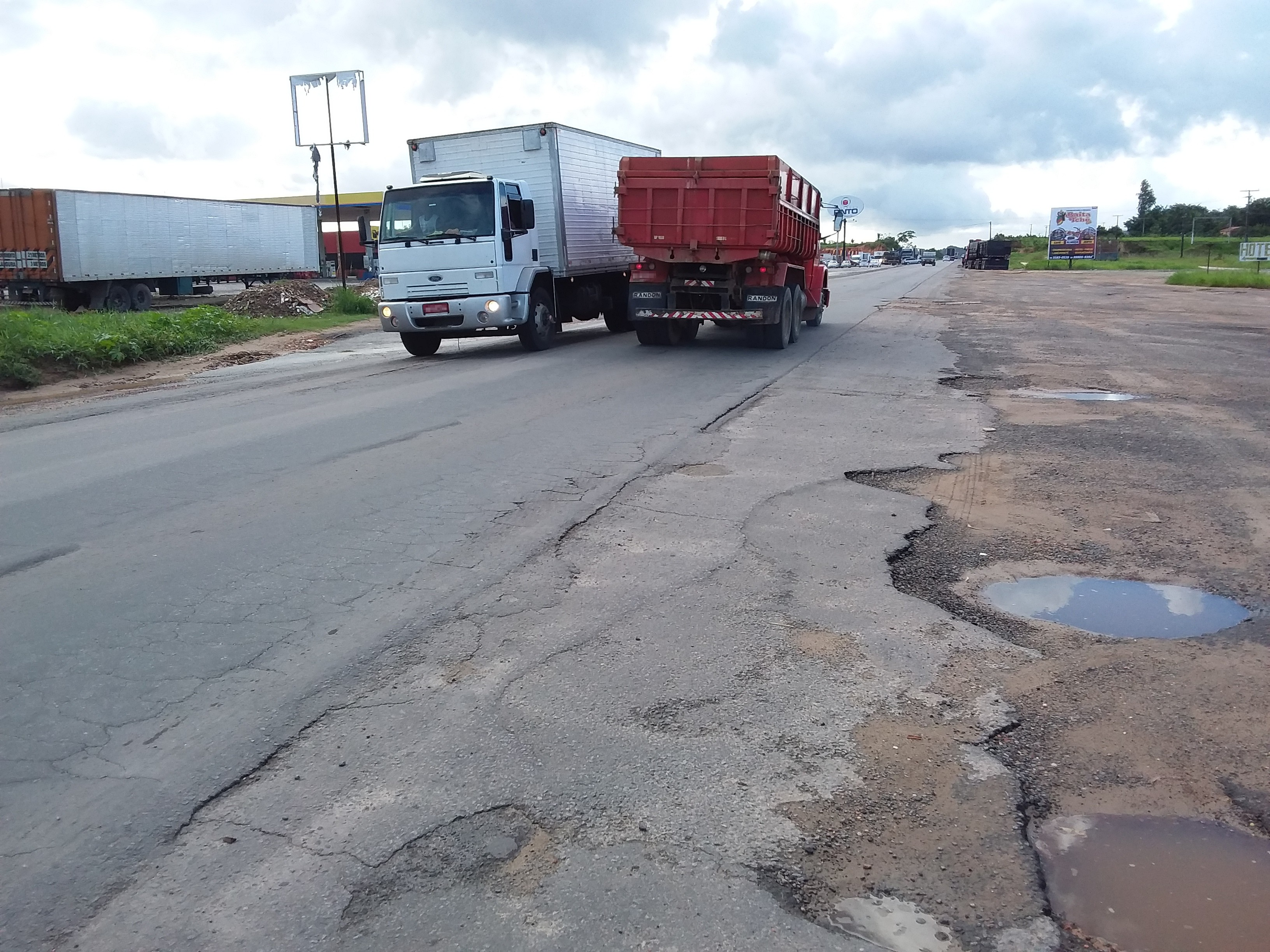 Rodovias brasileiras pioram, encarecem transporte e fazem população pagar mais pelo que consome