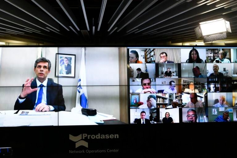 Muita videoconferência está criando a “fadiga do zoom”, alertam os psicanalistas