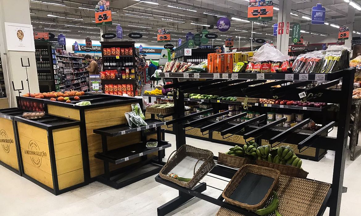 Supermercados no Brasil pouco zelam pela qualidade de vida de seus fornecedores