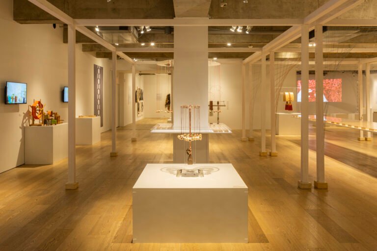 Em mostra gratuita, criatividade, beleza e técnica da arte do trançado japonês com seda