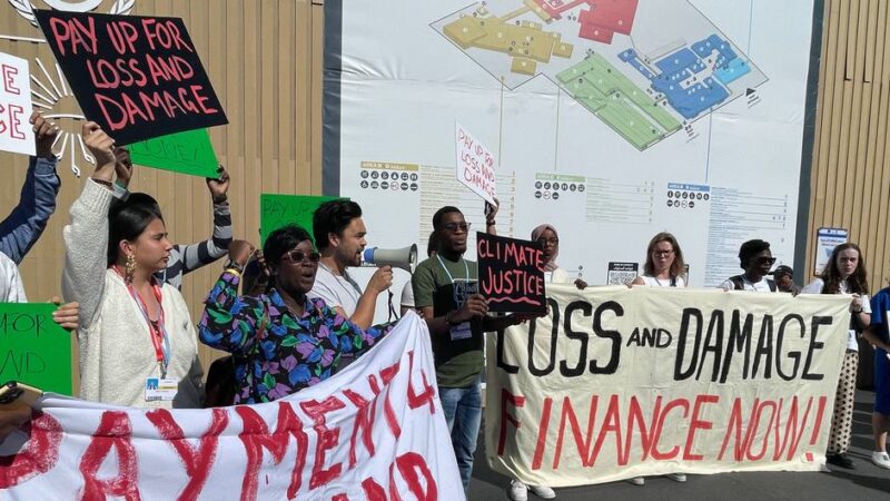 Jovens protestam contra a participação de lobistas de empresas poluentes na COP27