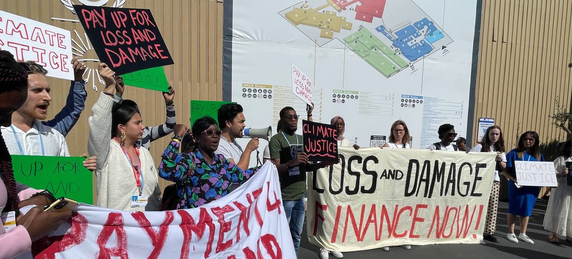 Jovens protestam contra a participação de lobistas de empresas poluentes na COP27