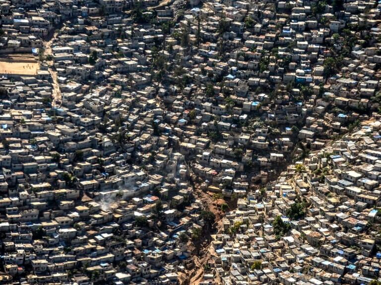Surto de cólera e conflitos armados estão dizimando a população do Haiti