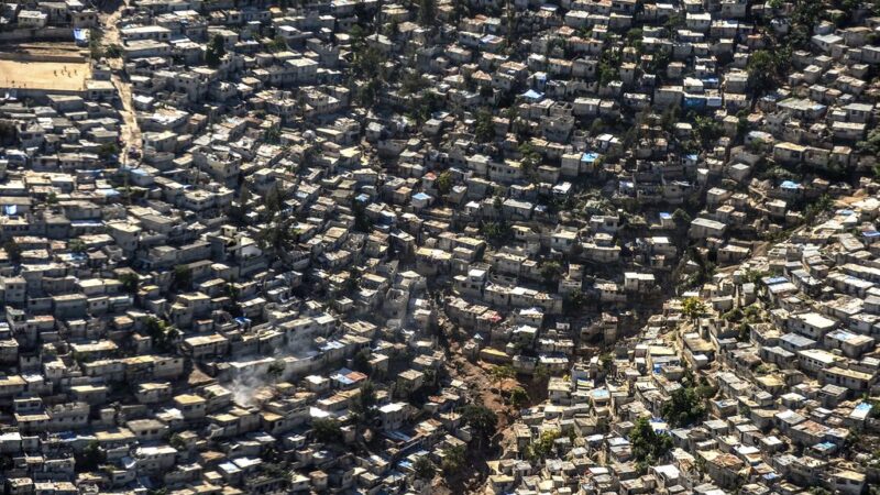 Surto de cólera e conflitos armados estão dizimando a população do Haiti