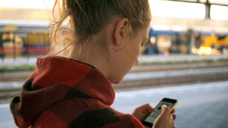 Má postura ao usar o celular pode resultar em rugas no pescoço e aumento da papada