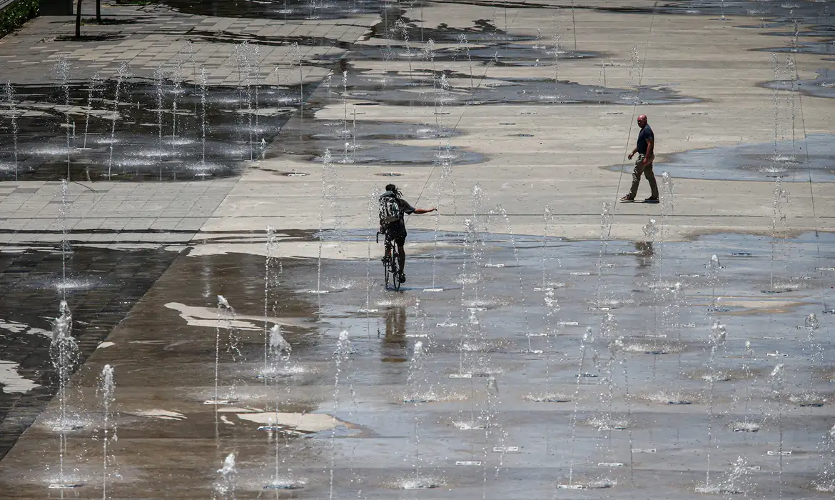 Ministério da Saúde divulga dicas e cuidados para enfrentar o forte calor