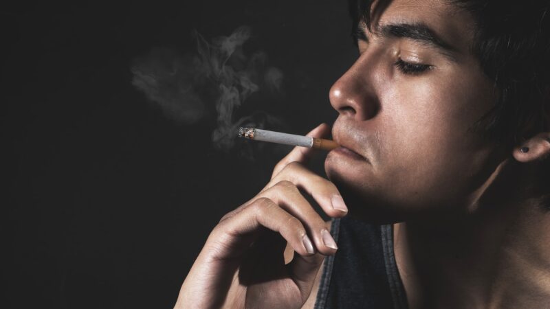 Indústria do tabaco mente, assedia jovens e interfere nas políticas de saúde, diz OMS