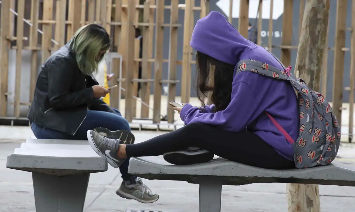 Uso de celular em aula por longo tempo afeta desempenho do aluno, diz estudo