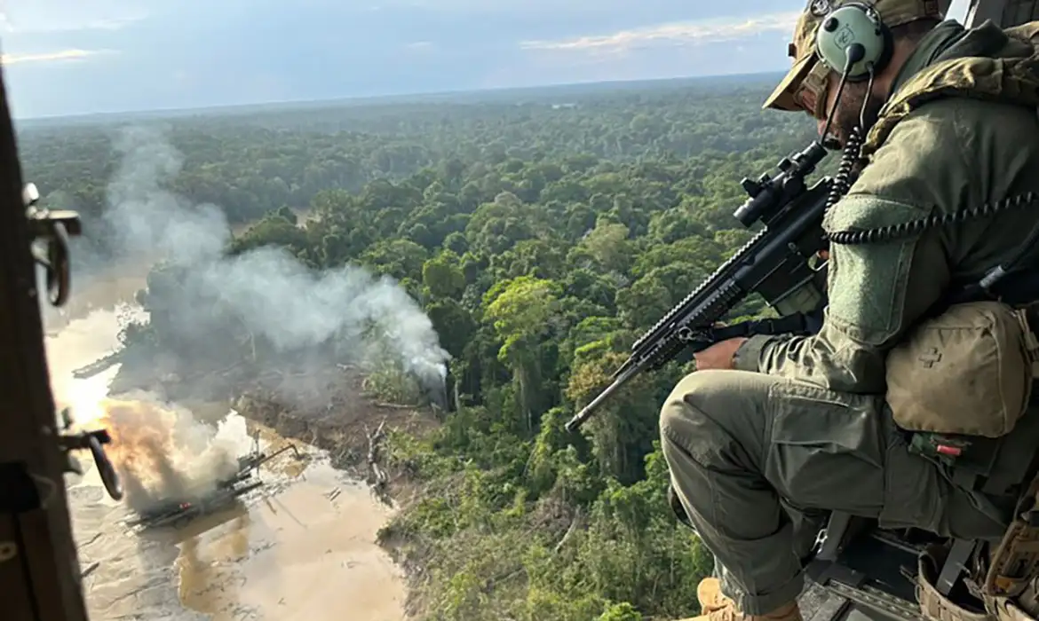 Brasil e Colômbia desmontam garimpo ilegal na fronteira entre os dois países