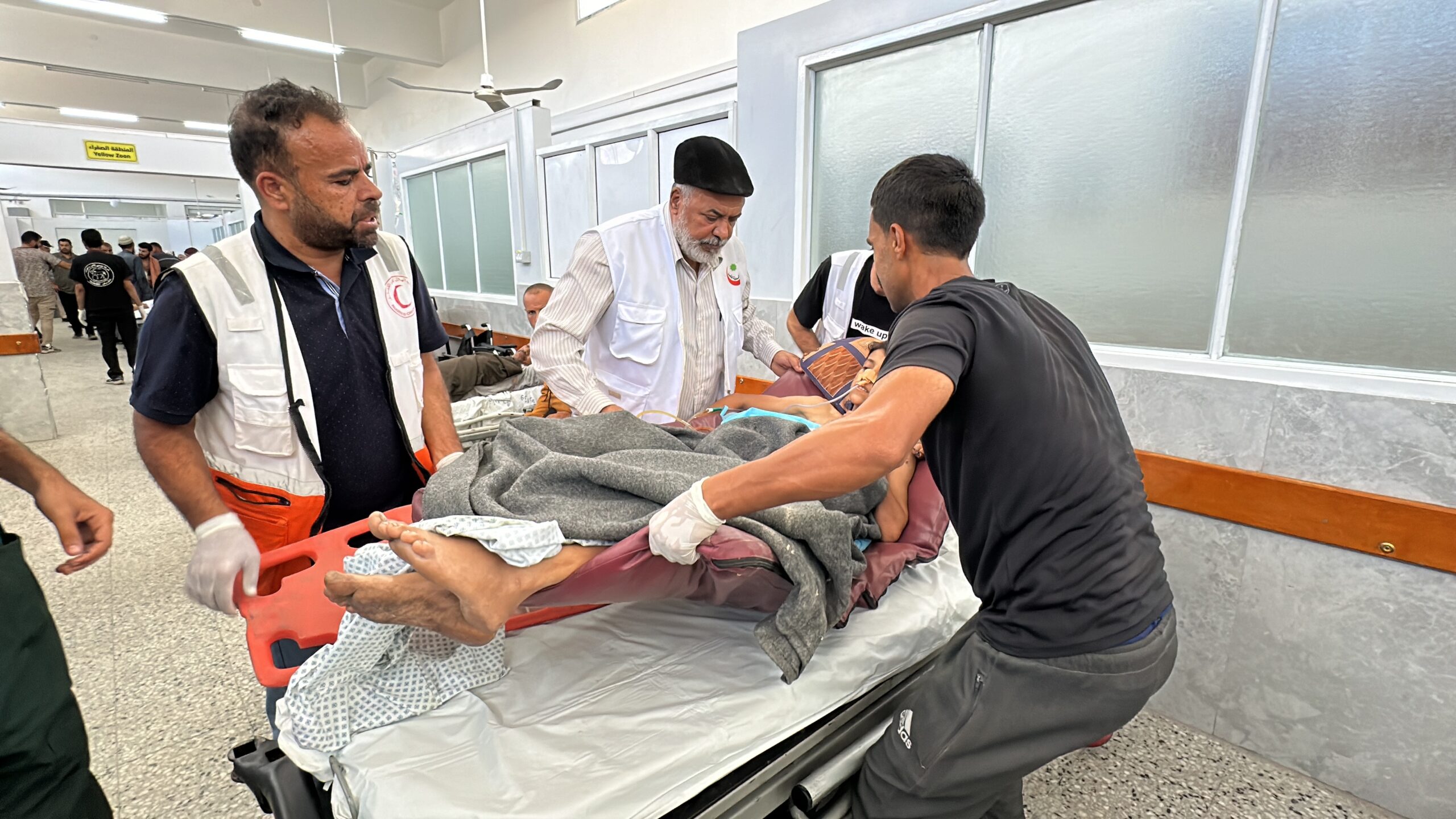 Tropas israelenses prendem e ferem profissionais do Hospital Kamal Adwan, no norte de Gaza