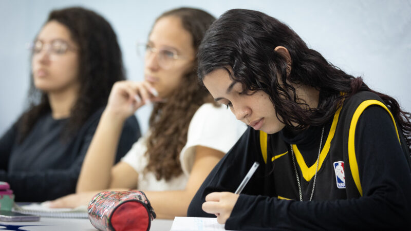 Educação de SP aumenta tempo de aula e inclui mais português e matemática na grade