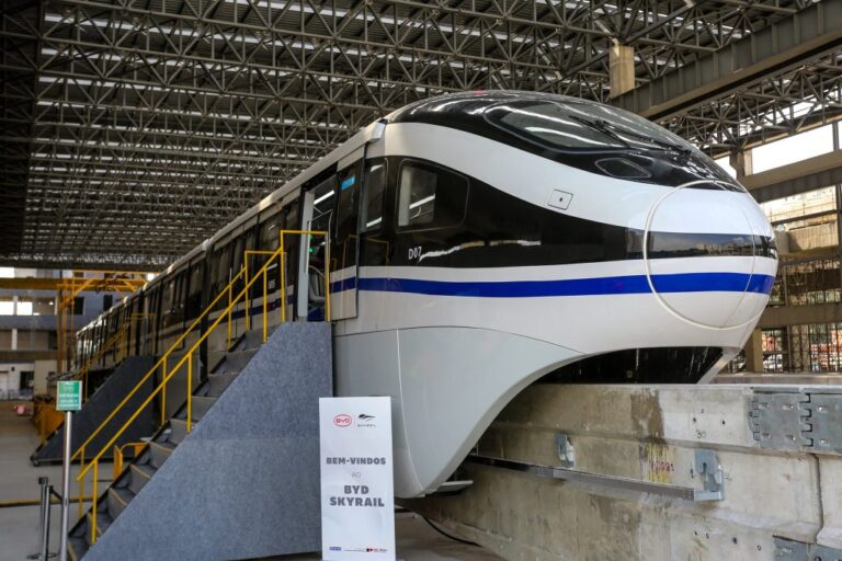 Primeiro trem da linha que ligará o aeroporto de Congonhas à rede paulistana de metrô está em fase de teste