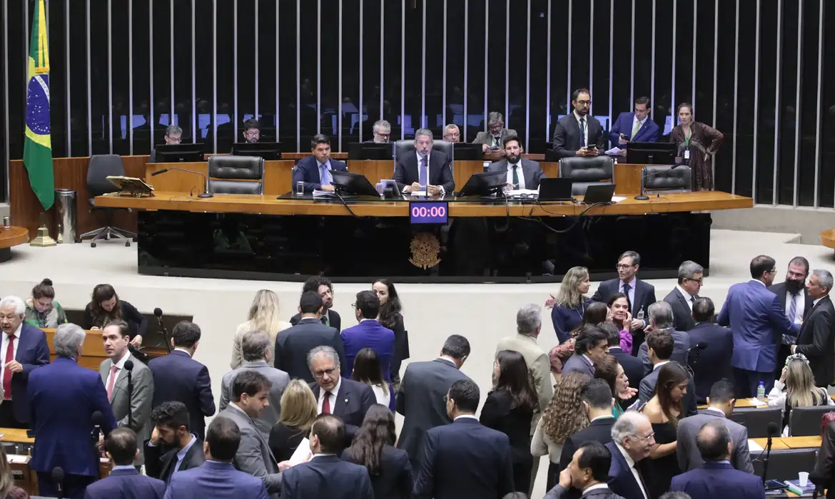 Após décadas, Brasil aprova reforma tributária e avança rumo à adoção de um imposto único
