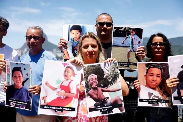 Prefeitura do Rio retira fotos de crianças mortas por balas perdidas. Parentes protestam