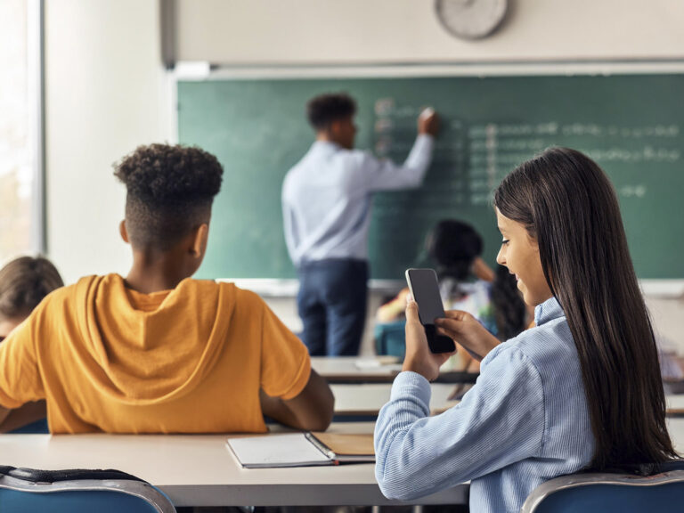 Celulares e aparelhos eletrônicos têm uso restrito nas escolas do país a partir deste ano letivo