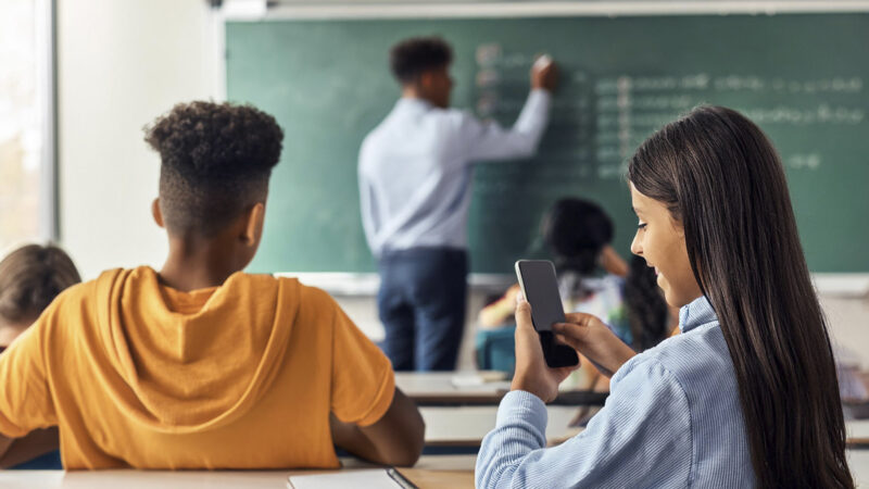 Celulares e aparelhos eletrônicos têm uso restrito nas escolas do país a partir deste ano letivo