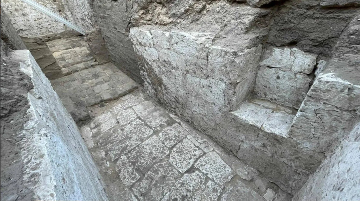 Descoberta tumba de rei egípcio de 3.600 anos atrás. Ação de vândalos impede sua identificação