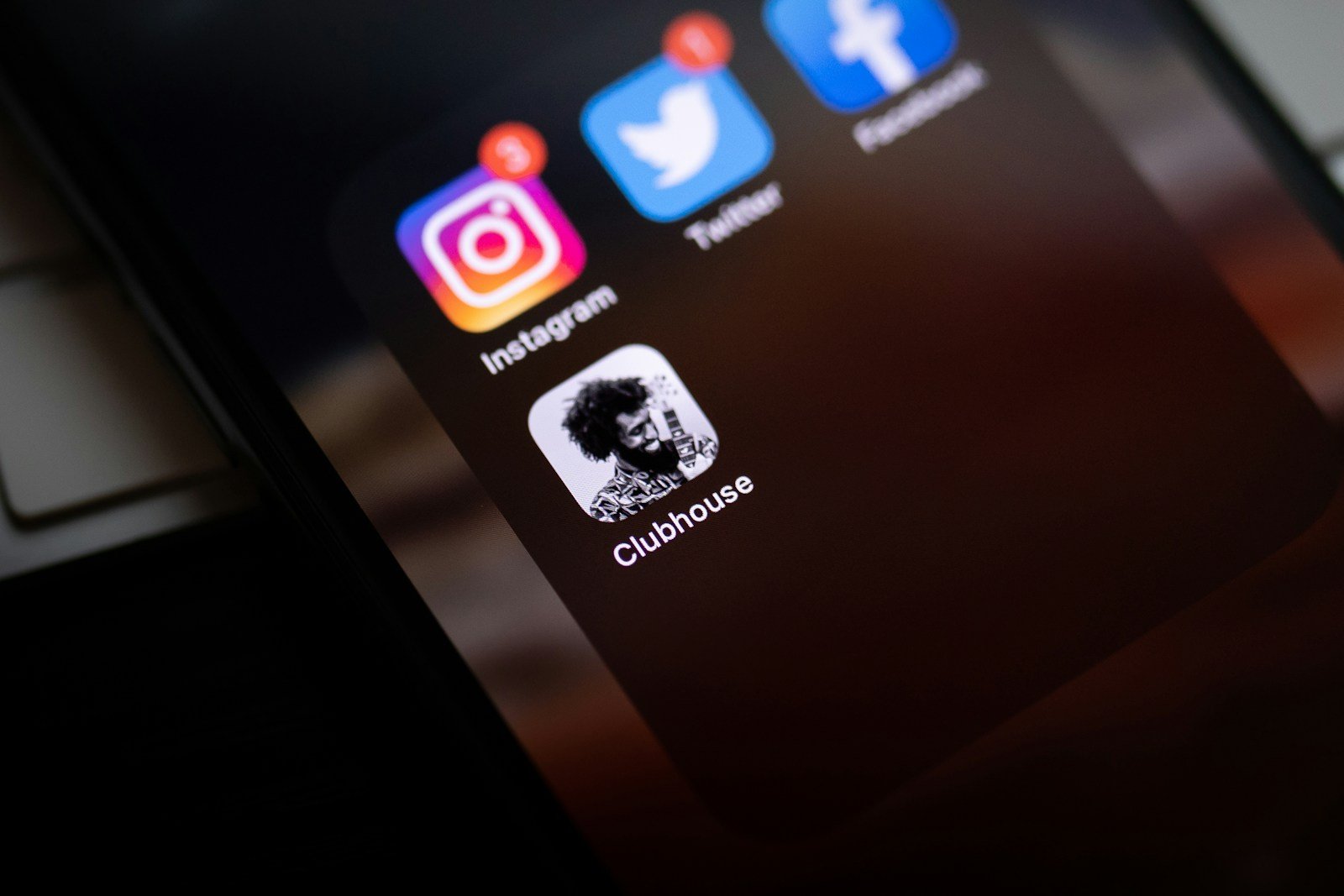 Campanha orquestrada nas redes usa falsa acusação de censura para atacar projeto que regulamenta proteção a crianças na internet