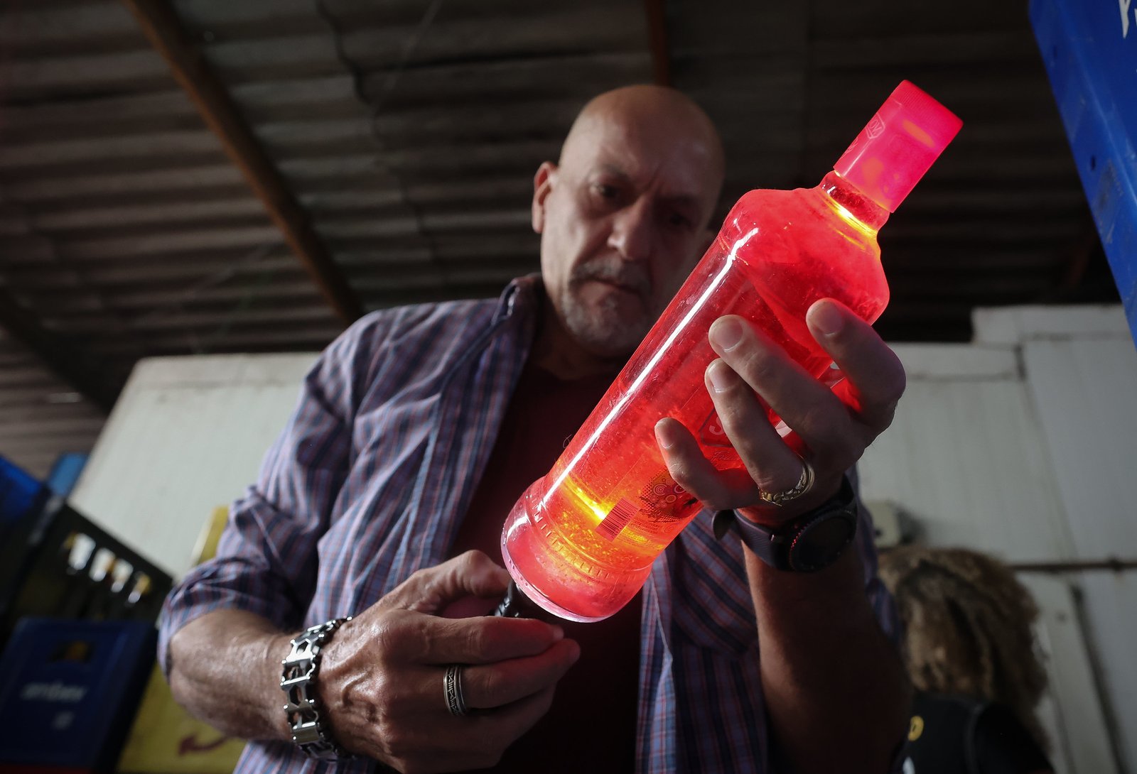 São Paulo intensifica combate ao metanol em bebidas alcoólicas. Saiba como se proteger e denunciar