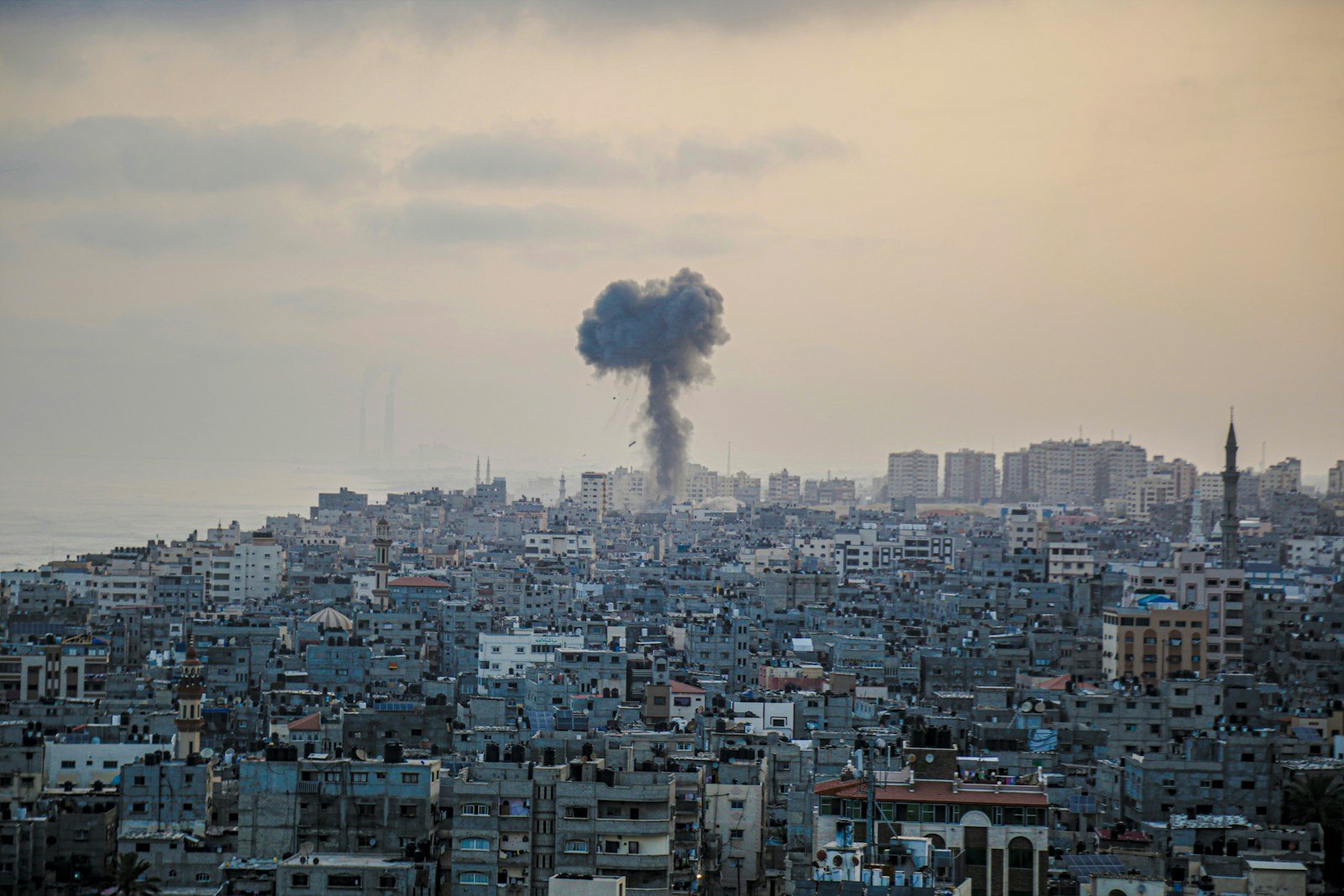 Israel acusa Hamas de violar cessar-fogo e reata ataques à Faixa de Gaza; comunidade internacional reage e civis sentem impactos