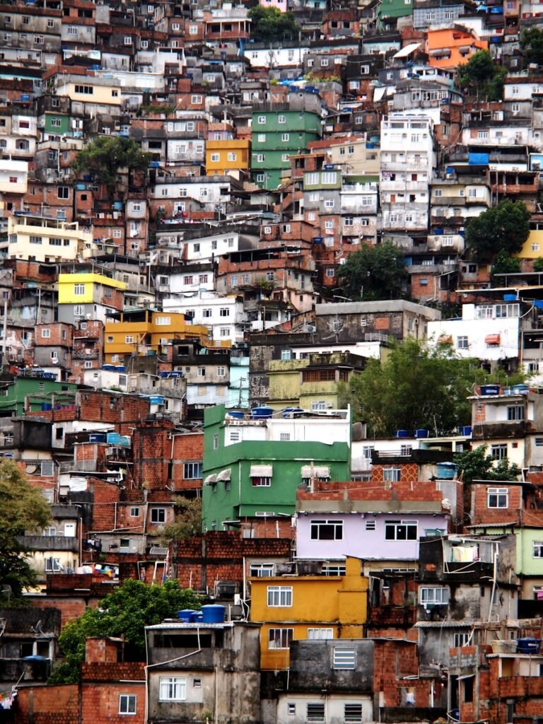 Favelas na linha de frente da crise climática: universidades testam novos caminhos de adaptação