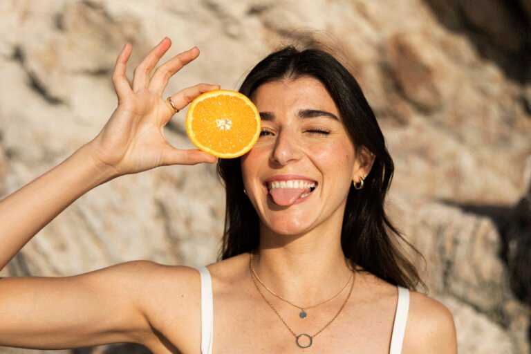 Antioxidantes no prato: o que a ciência já sabe sobre alimentos que ajudam a proteger a pele do sol