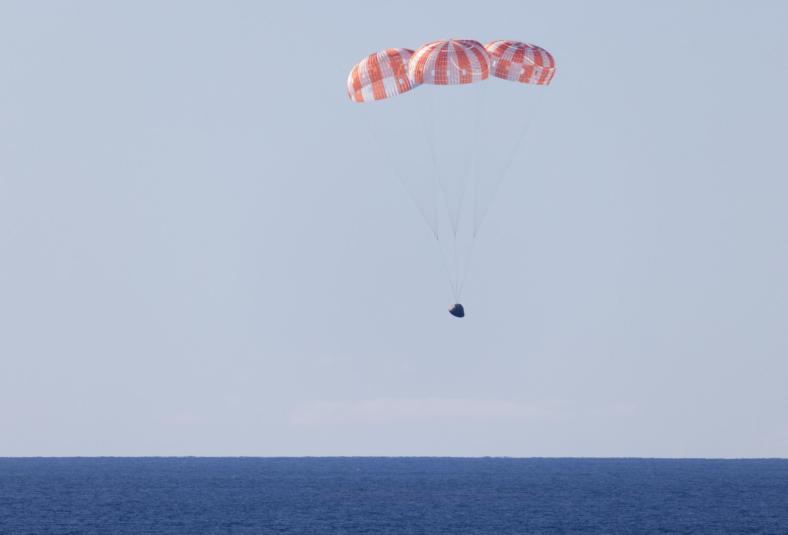 Artemis II amerissa no Oceano Pacífico e conclui voo tripulado à Lua após 53 anos