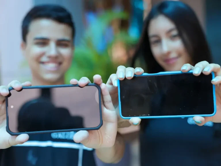 Escolas debatem mais o impacto das telas, mas faltam recursos para agir, aponta pesquisa