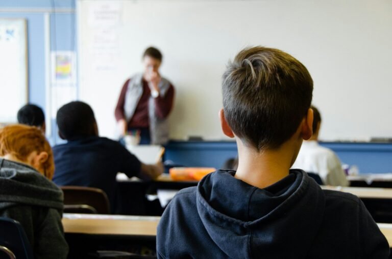 Pressão política limita autonomia da maioria dos professores da rede pública, indica pesquisa